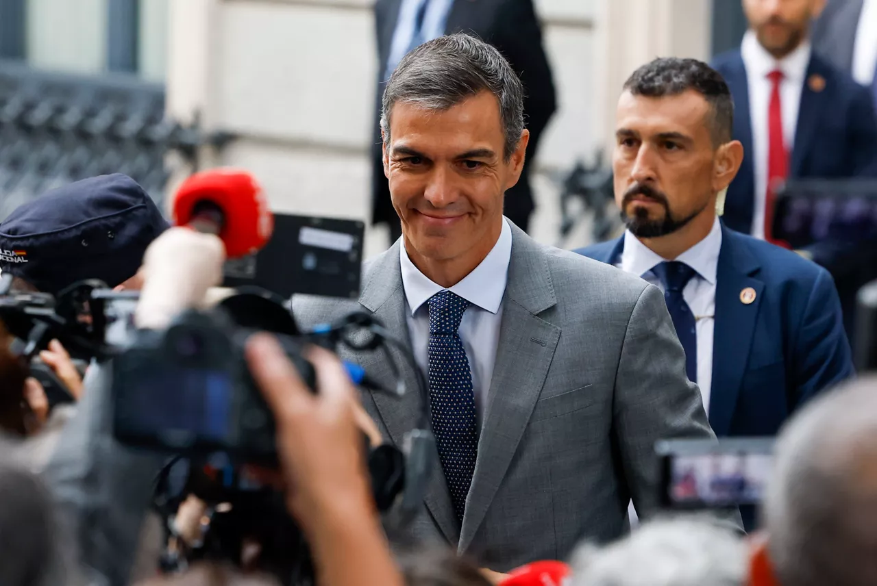 MADRID, 02/10/2026.- El presidente del Gobierno, Pedro Sánchez, llega al Congreso de los Diputados para el pleno en el que se debate y vota los decretos de vivienda del Gobierno, este viernes. EFE/J.J. Guillén
