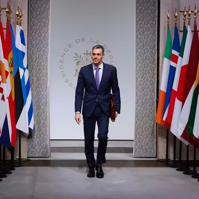 Paris (France), 06/01/2026.- Spanish Prime Minister Pedro Sanchez arrives for the Coalition of the Willing summit at the Elysee Palace in Paris, France, 06 January 2026. (Francia, Ucrania) EFE/EPA/YOAN VALAT / POOL
