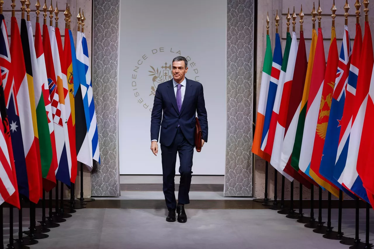 Paris (France), 06/01/2026.- Spanish Prime Minister Pedro Sanchez arrives for the Coalition of the Willing summit at the Elysee Palace in Paris, France, 06 January 2026. (Francia, Ucrania) EFE/EPA/YOAN VALAT / POOL
