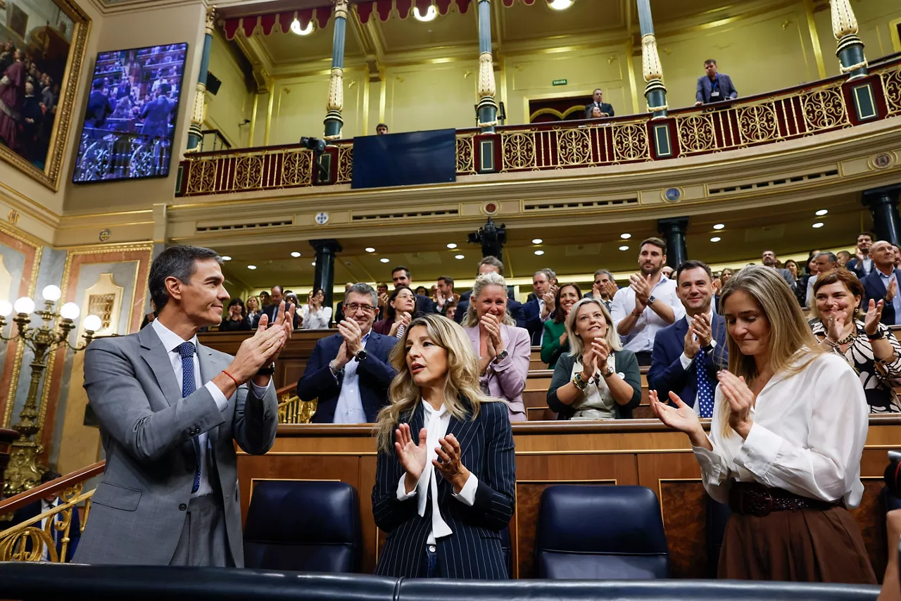 MADRID, 02/10/2026.- El presidente del Gobierno, Pedro Sánchez, aplaude a su llegada al Congreso de los Diputados para el pleno en el que se debate y vota los decretos de vivienda del Gobierno, este viernes. EFE/J.J. Guillén
