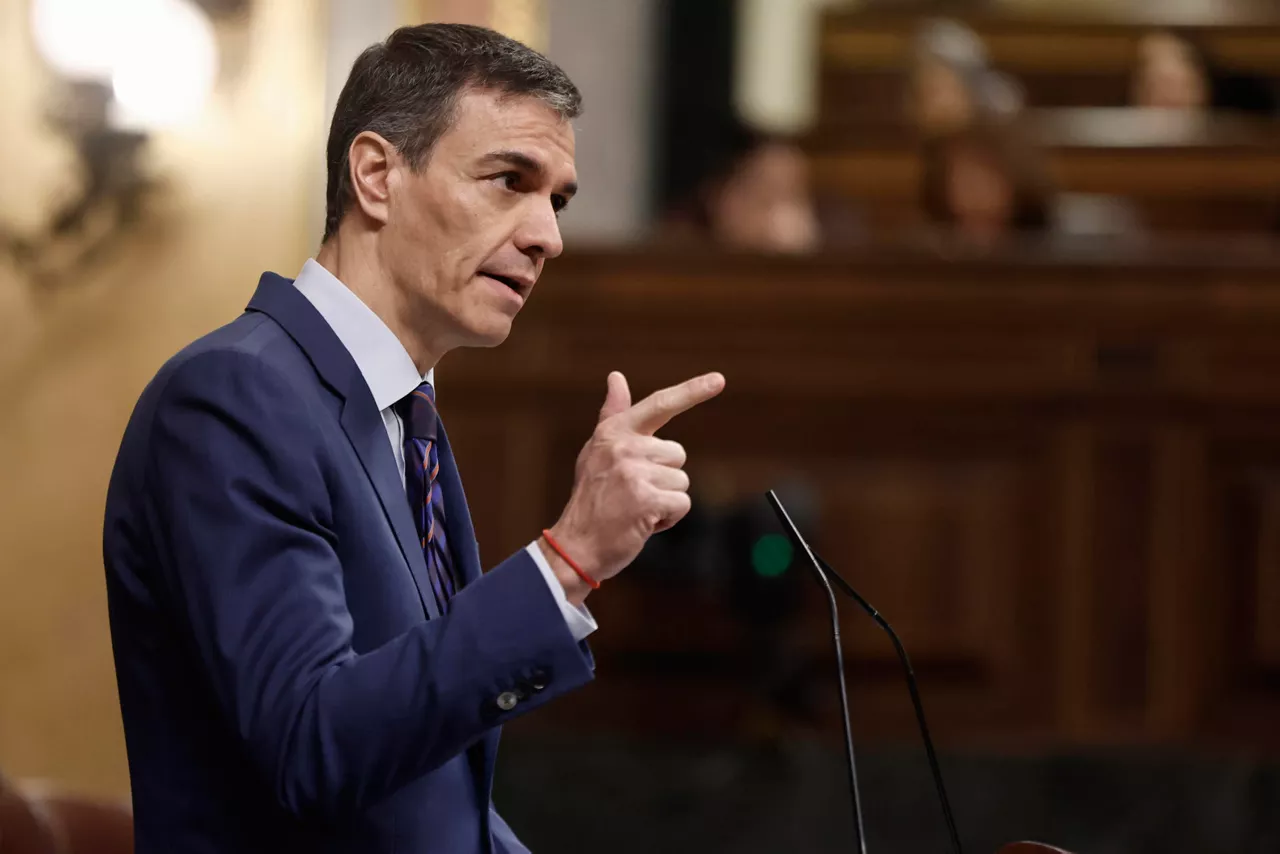 MADRID (ESPAÑA), 25/03/2026.- El presidente del Gobierno, Pedro Sánchez interviene este miércoles durante el pleno del Congreso de los Diputados en Madrid donde el Ejecutivo explica su posición contra la guerra en Irán e informará de las medidas adoptadas para combatir sus efectos en un ambiente político marcado por la convocatoria de elecciones en Andalucía. EFE/ Sergio Pérez
