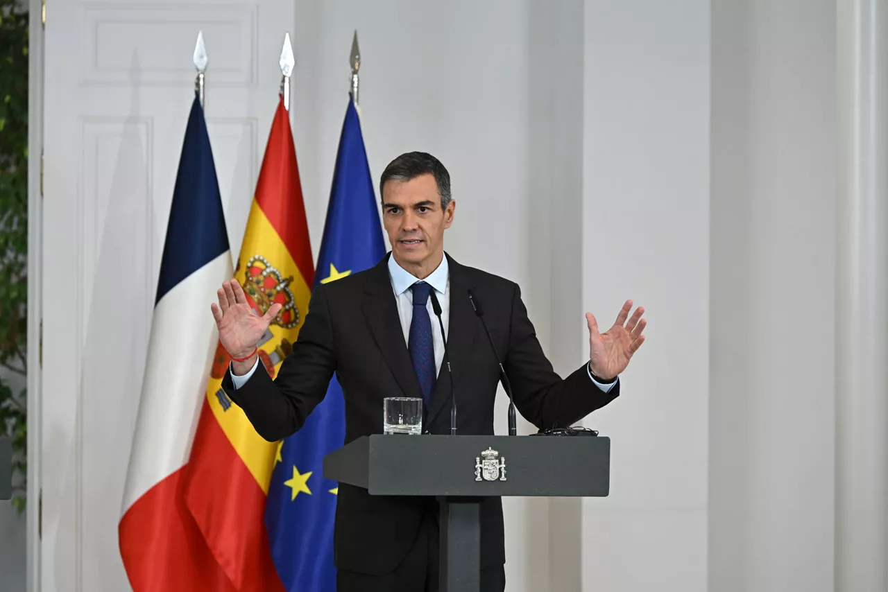 MADRID, 30/09/2026.- El presidente del Gobierno, Pedro Sánchez, y el presidente francés, Emmanuel Macron (no aparece), comparecen ante la prensa este miércoles tras su encuentro en el Palacio de la Moncloa, con el que concluye su viaje de Estado a España. EFE/ Fernando Villar
