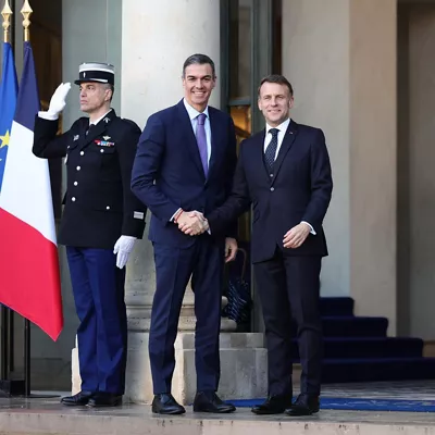PARIS (France), 06/01/2026.- French President Emmanuel Macron (R) welcomes Spanish Prime Minister Pedro Sanchez (L) upon his arrival for the Coalition of the Willing summit at the Elysee Palace in Paris, France, 06 January 2026. (Francia, Ucrania) EFE/EPA/TERESA SUAREZ

