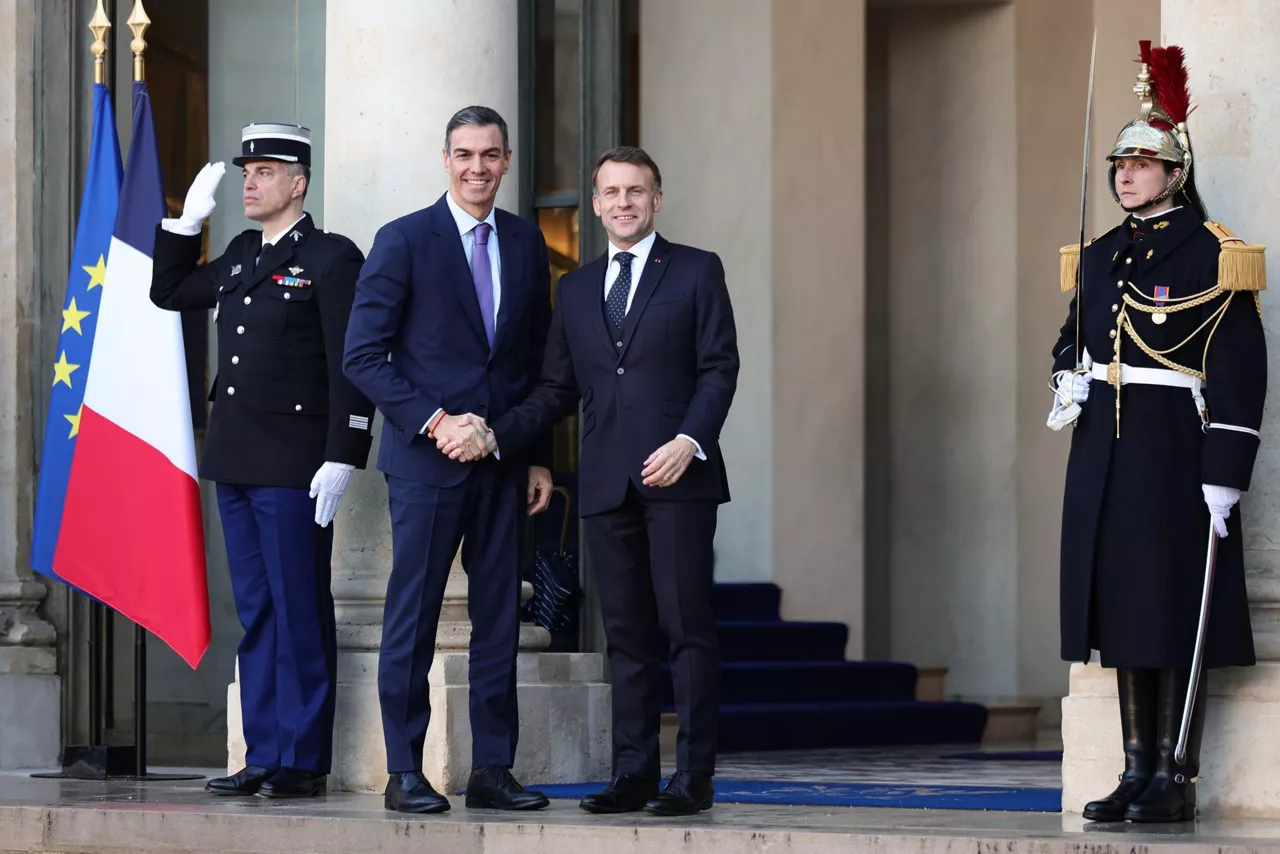 PARIS (France), 06/01/2026.- French President Emmanuel Macron (R) welcomes Spanish Prime Minister Pedro Sanchez (L) upon his arrival for the Coalition of the Willing summit at the Elysee Palace in Paris, France, 06 January 2026. (Francia, Ucrania) EFE/EPA/TERESA SUAREZ
