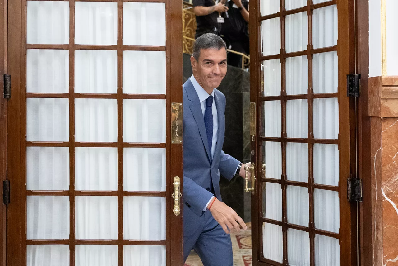 (Foto de ARCHIVO)

El presidente del Gobierno, Pedro Sánchez, a su salida de una sesión de control al Gobierno, en el Congreso de los Diputados, a 16 de septiembre de 2026, en Madrid (España). La crisis migratoria que vive Ceuta desde el pasado mes de julio vuelve a centrar las preguntas de la oposición al Gobierno en la sesión de control con preguntas cómo cuáles son los planes para la ciudad autónoma o si el Ejecutivo considera que ante la entrada irregular de los migrantes se ha degradado la imagen de España en el exterior.



Jesús Hellín / Europa Press

16/9/2026