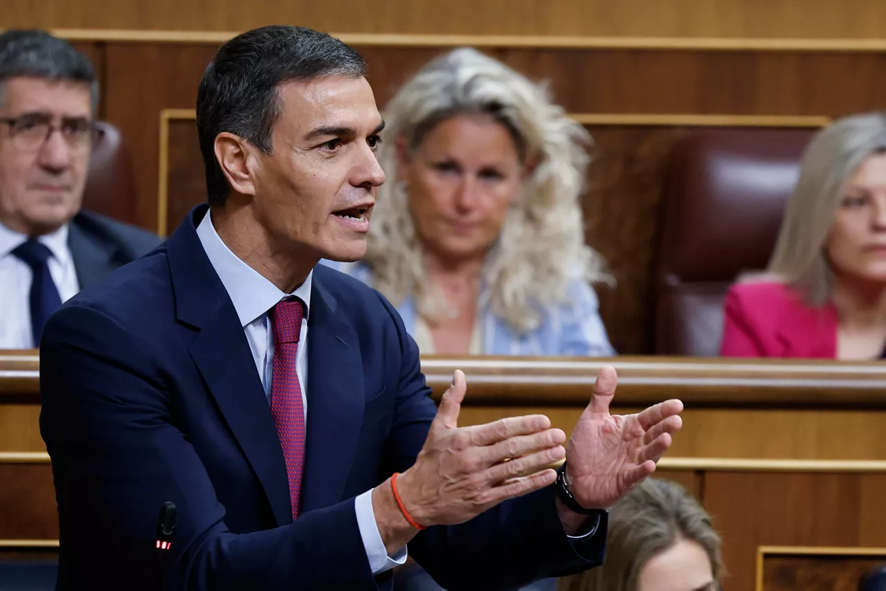 MADRID (ESPAÑA), 20/05/2026.- El presidente del Gobierno, Pedro Sánchez durante su intervención este miércoles en el pleno del Congreso tras la imputación del expresidente José Luis Rodríguez Zapatero en la causa de Plus Ultra, que ha causado conmoción en el PSOE y rearma al PP en su campaña de oposición al jefe del Ejecutivo. EFE/Chema Moya

