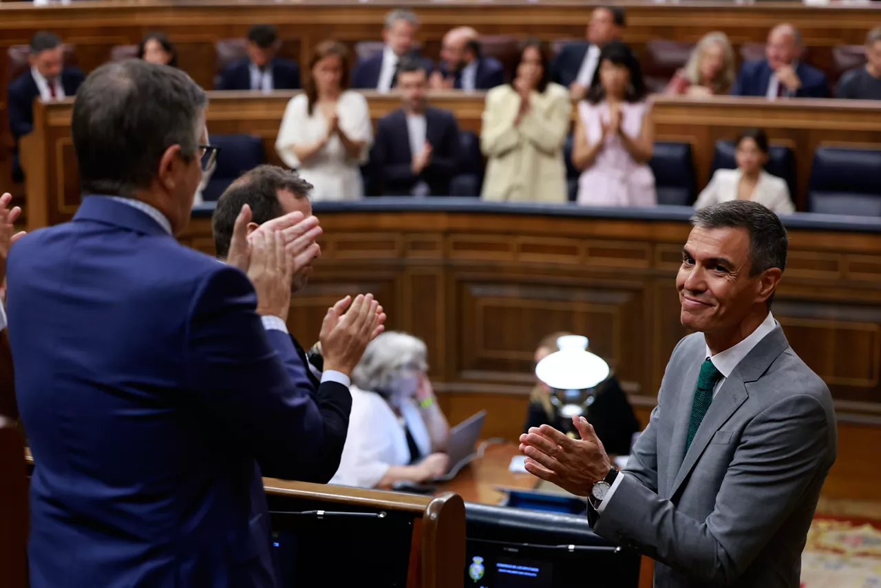 MADRID, 03/09/2026.- El presidente del Gobierno, Pedro Sánchez (d), recibe el aplauso de la bancada socialista en el Congreso de los Diputados donde comparece este jueves para informar de la gestión de la crisis en Ceuta. EFE/ Chema Moya
