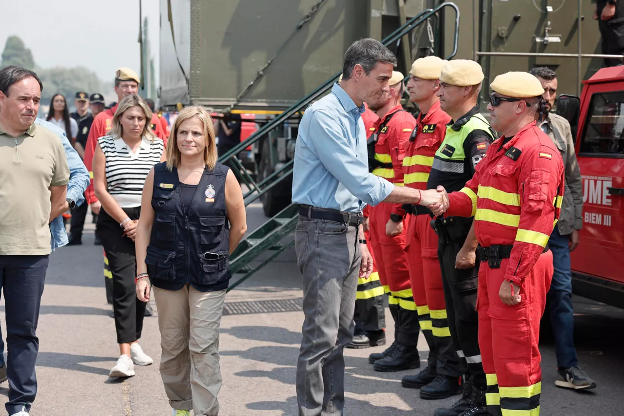 GRAFCVA5215. LA VALL D'UIXÓ (CASTELLÓN), 27/07/2026.- El presidente del Gobierno, Pedro Sánchez (c), junto a la delegada del Gobierno en la Comunidad Valenciana, Pilar Bernabé, y al president de la Generalitat, Juanfran Pérez Llorca, a su llegada al Puesto de Mando Avanzado (PMA) del incendio de La Vall d'Uixó (Castellón), donde se reúne con los equipos desplegados para la extinción del incendio. EFE/Manuel Bruque
