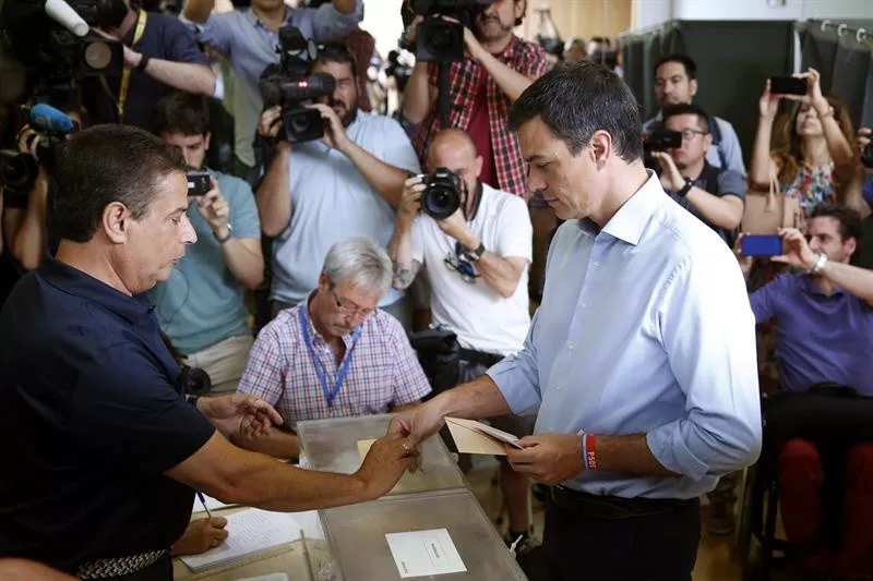 El candidato del PSOE Pedro Sanchez vota en las elecciones generales 26J 2016. Foto: EFE