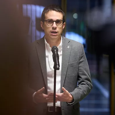 VITORIA, 05/02/2026.- El portavoz del EH Bildu, Peio Otxandiano, durante una comparecencia previa al pleno del Parlamento Vasco, este jueves en el que la cámara retoma los plenos ordinarios tras el parón navideño y del mes de enero, inhábil para la Cámara, con el debate de iniciativas sobre vivienda, el uso del euskera en la Administración Pública, y los servicios sociales. EFE/Adrián Ruiz Hierro
