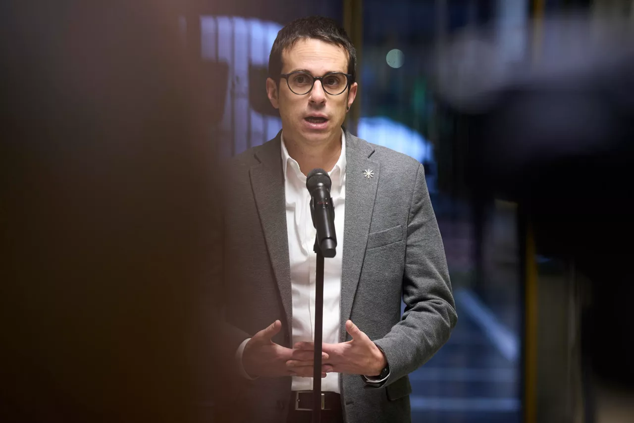 VITORIA, 05/02/2026.- El portavoz del EH Bildu, Peio Otxandiano, durante una comparecencia previa al pleno del Parlamento Vasco, este jueves en el que la cámara retoma los plenos ordinarios tras el parón navideño y del mes de enero, inhábil para la Cámara, con el debate de iniciativas sobre vivienda, el uso del euskera en la Administración Pública, y los servicios sociales. EFE/Adrián Ruiz Hierro
