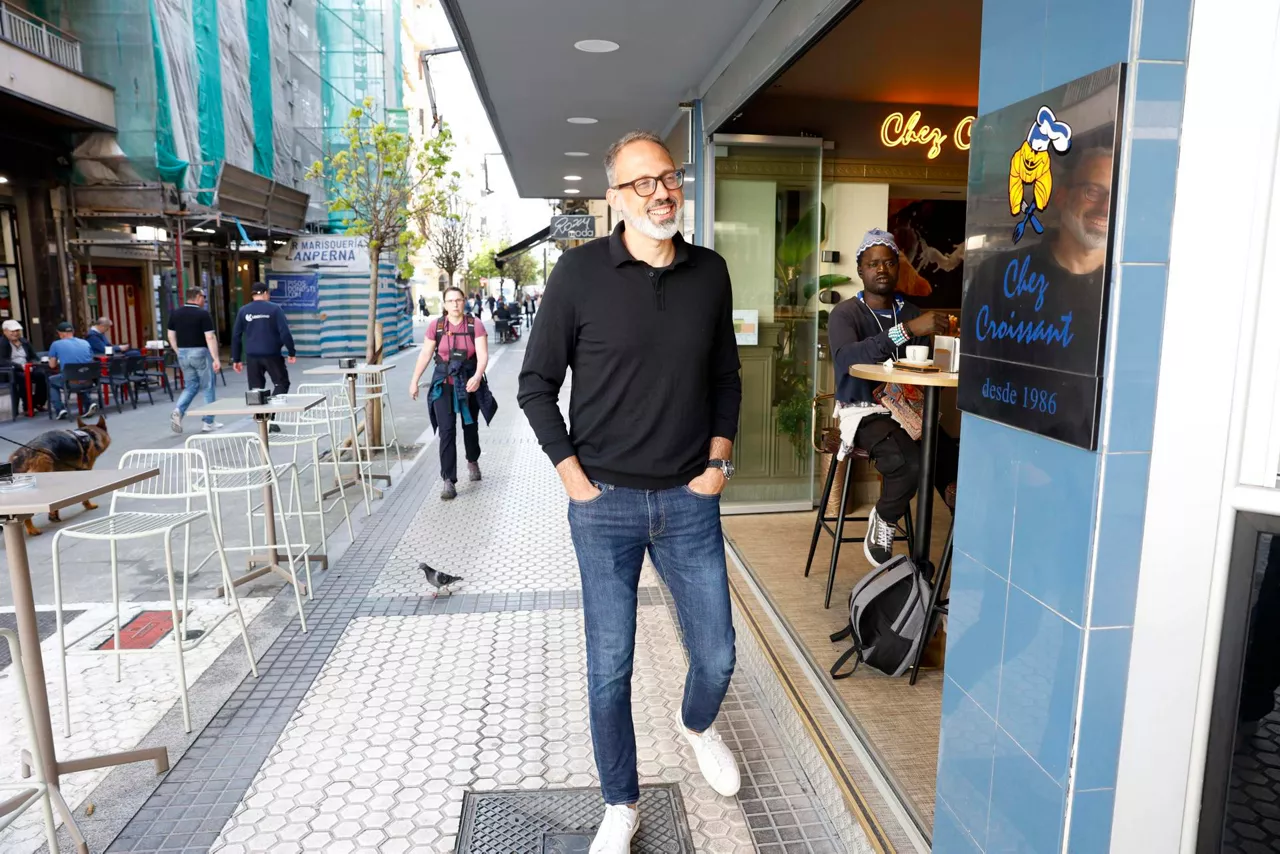 SAN SEBASTIÁN, 20/04/2026.- El entrenador de la Real Sociedad, Pellegrino Matarazzo, tras desayunar en una cafetería del centro de San Sebastián. La ciudad ultima los detalles para el gran recibimiento que este lunes la afición brindará al equipo tras conquistar la Copa del Rey en el que se prevé la afluencia de más de 100.000 personas. EFE/Juan Herrero
