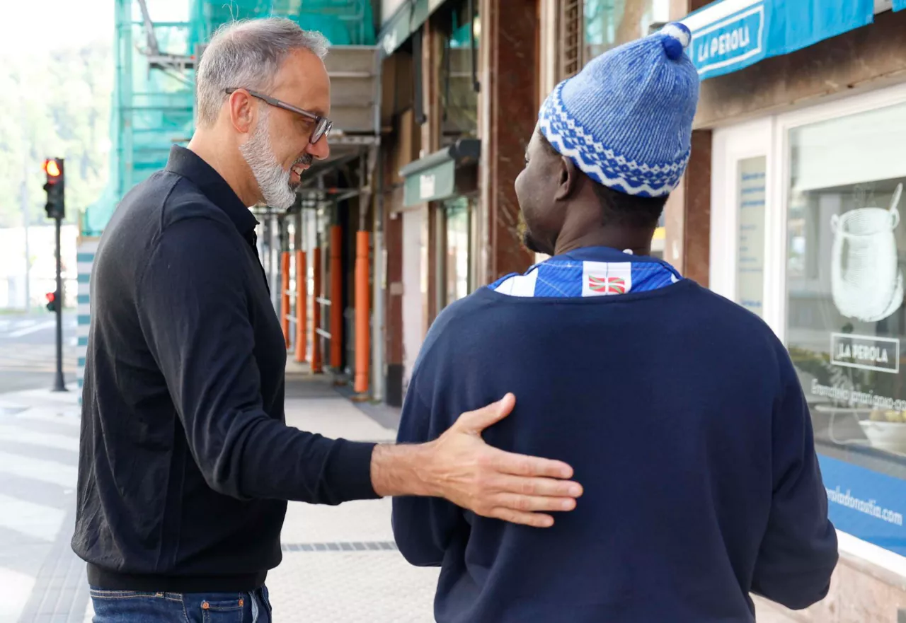 El entrenador de la Real Sociedad, Pellegrino Matarazzo (i), atiende a un aficionado en el centro de San Sebastián. 
