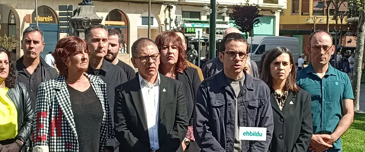 El portavoz parlamentario de EH Bildu, Pello Otxandiano, antes de participar en una ofrenda floral organizada por su formación en Gernika,



EUROPA PRESS

26/4/2026
