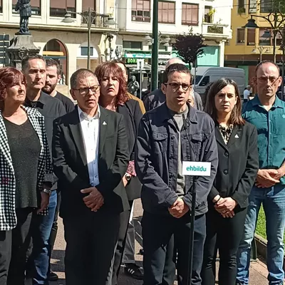 El portavoz parlamentario de EH Bildu, Pello Otxandiano, antes de participar en una ofrenda floral organizada por su formación en Gernika,



EUROPA PRESS

26/4/2026