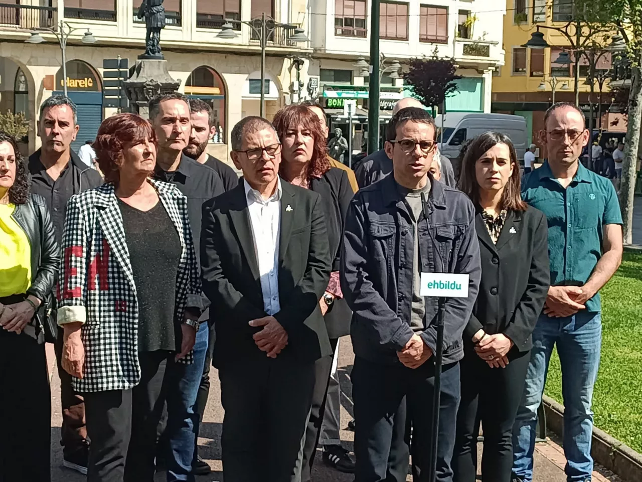 El portavoz parlamentario de EH Bildu, Pello Otxandiano, antes de participar en una ofrenda floral organizada por su formación en Gernika,



EUROPA PRESS

26/4/2026