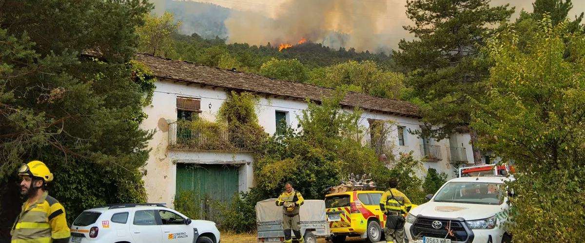 PEÑAS DE RIGLOS (HUESCA), 16/08/2026.- El flanco derecho del incendio declarado el lunes en las Peñas de Riglos (Huesca), que ya abarca más de 16.000 hectáreas, es la zona que más preocupa al operativo que trabaja para extinguir el fuego, al que podría afectar el viento previsto para las próximas horas. En declaraciones a los medios de comunicación, el director de extinción del incendio, Francho Aso, ha hecho este domingo balance de la situación desde el puesto de mando avanzado. EFE/ Infoar SOLO USO EDITORIAL SOLO DISPONIBLE PARA ILUSTRAR LA NOTICIA QUE ACOMPAÑA (CRÉDITO OBLIGATORIO)
