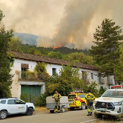 PEÑAS DE RIGLOS (HUESCA), 16/08/2026.- El flanco derecho del incendio declarado el lunes en las Peñas de Riglos (Huesca), que ya abarca más de 16.000 hectáreas, es la zona que más preocupa al operativo que trabaja para extinguir el fuego, al que podría afectar el viento previsto para las próximas horas. En declaraciones a los medios de comunicación, el director de extinción del incendio, Francho Aso, ha hecho este domingo balance de la situación desde el puesto de mando avanzado. EFE/ Infoar SOLO USO EDITORIAL SOLO DISPONIBLE PARA ILUSTRAR LA NOTICIA QUE ACOMPAÑA (CRÉDITO OBLIGATORIO)
