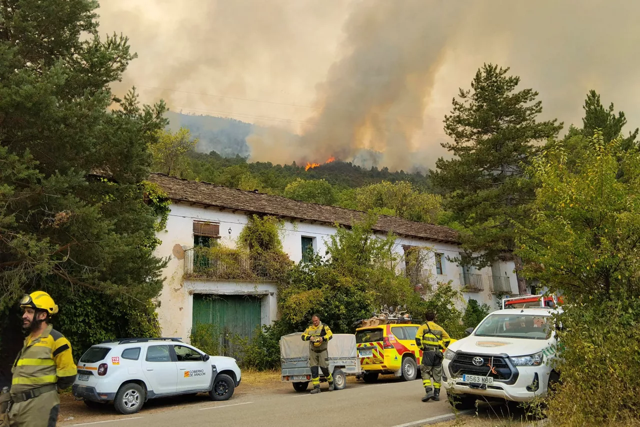 PEÑAS DE RIGLOS (HUESCA), 16/08/2026.- El flanco derecho del incendio declarado el lunes en las Peñas de Riglos (Huesca), que ya abarca más de 16.000 hectáreas, es la zona que más preocupa al operativo que trabaja para extinguir el fuego, al que podría afectar el viento previsto para las próximas horas. En declaraciones a los medios de comunicación, el director de extinción del incendio, Francho Aso, ha hecho este domingo balance de la situación desde el puesto de mando avanzado. EFE/ Infoar SOLO USO EDITORIAL SOLO DISPONIBLE PARA ILUSTRAR LA NOTICIA QUE ACOMPAÑA (CRÉDITO OBLIGATORIO)
