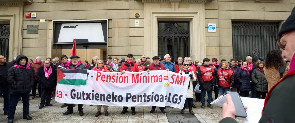 El Movimiento de pensionistas de Euskal Herria se manifiesta frente a la sede del PP en Vitoria-Gasteiz. Fuente EFE