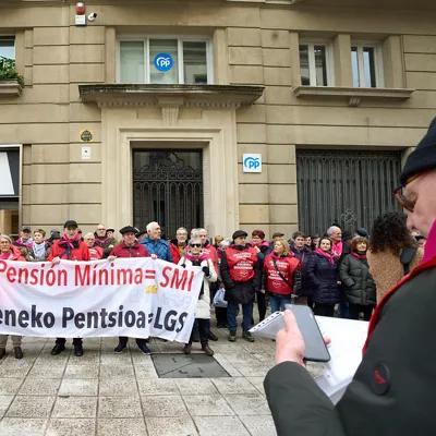 El Movimiento de pensionistas de Euskal Herria se manifiesta frente a la sede del PP en Vitoria-Gasteiz. Fuente EFE