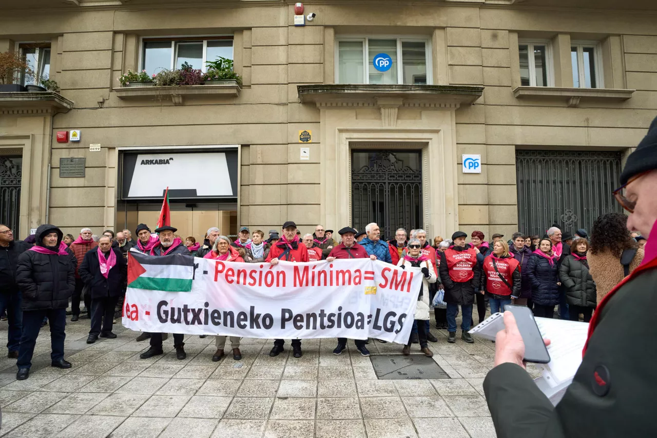 El Movimiento de pensionistas de Euskal Herria se manifiesta frente a la sede del PP en Vitoria-Gasteiz. Fuente EFE