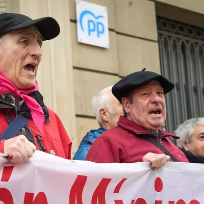 VITORIA, 29/01/2026.- El Movimiento de pensionistas de Euskal Herria ha exigido este jueves ante las sedes del PP que las pensiones no sean "moneda de cambio" en el juego político y no sean utilizadas "de forma partidista" para la estrategia de las formaciones políticas. En la concentración de Vitoria se ha leído un manifiesto en el que los pensionistas han denunciado que "para algunos partidos políticos las pensiones siguen siendo moneda de cambio y no un derecho básico fundamental". EFE / L. Rico
