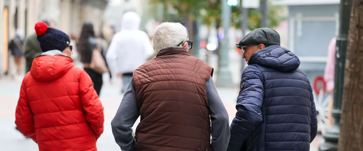 GRAFCAV6604. BILBAO, 18/11/2025.- Tres pensionistas dan un paseo este martes. La presidenta de la Autoridad Independiente de Responsabilidad Fiscal (AIReF), Cristina Herrero, ha advertido hoy que será el supervisor fiscal el que decidirá el calendario y la metodología que utilizará para elaborar el informe adicional sobre la reforma de las pensiones encargado por el Gobierno. EFE/Luis Tejido
