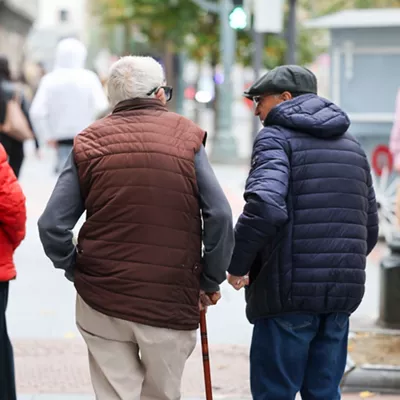GRAFCAV6604. BILBAO, 18/11/2025.- Tres pensionistas dan un paseo este martes. La presidenta de la Autoridad Independiente de Responsabilidad Fiscal (AIReF), Cristina Herrero, ha advertido hoy que será el supervisor fiscal el que decidirá el calendario y la metodología que utilizará para elaborar el informe adicional sobre la reforma de las pensiones encargado por el Gobierno. EFE/Luis Tejido
