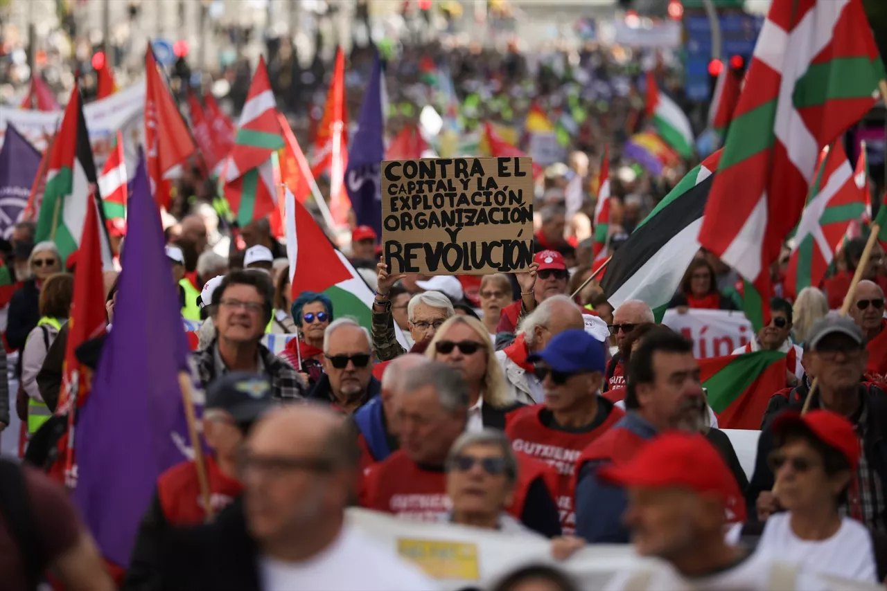 Numerosas personas durante una manifestación en defensa del sistema público de pensiones y el acceso a la vivienda, a 24 de octubre de 2026, en Madrid (España). La Coordinadora Estatal por la Defensa del Sistema Público de Pensiones (COESPE), sindicatos y otras organizaciones de pensionistas como Asjubi40 han convocado esta movilización a nivel estatal bajo el lema ‘Por un Sistema Público de Pensiones para mayores y jóvenes’.



Alejandro Martínez Vélez / Europa Press

24/10/2026