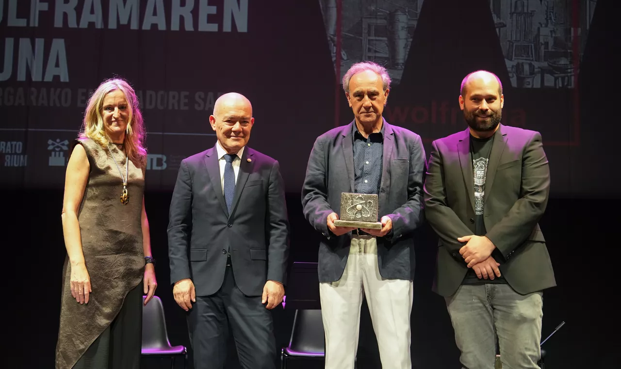 Juan Ignacio Pérez Iglesias; el alcalde de Bergara, Gorka Artola, el galardonado con el premio Premio Embajador de Bergara 2026 a Jesus Ugalde, y la directora del Museo Laboratorium, Rosa Errazti.