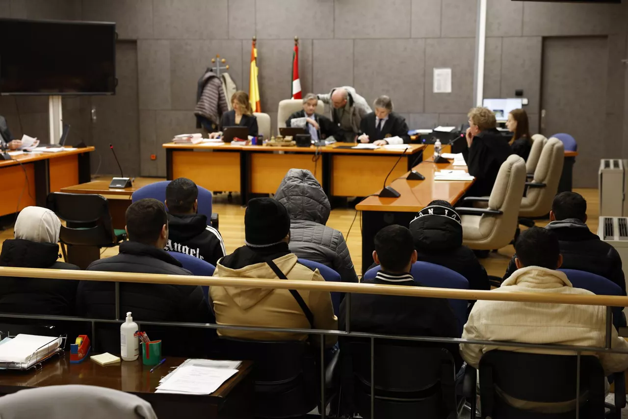 BILBAO, 09/03/2026.- La Sección Primera de la Audiencia Provincial de Bizkaia ha comenzado este lunes el juicio a once personas acusadas (en la imagen) de una agresión homófoba a un joven en la madrugada del 6 de junio de 2021 en Basauri (Bizkaia), a quien dejaron inconsciente tras propinarle una brutal paliza por su orientación sexual. EFE/ Miguel Toña

