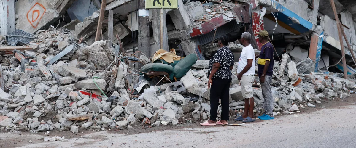 AME8683. QUIBDÓ (COLOMBIA), 12/08/2026.- Personas observan un edificio destruido por el terremoto este miércoles, en Quibdó, Chocó (Colombia). Durante un recorrido por los sectores afectados de Quibdó, capital del departamento del Chocó, en el que estuvo EFE, la defensora del Pueblo de Colombia, Iris Marín dijo que, aunque las autoridades locales dieron por finalizadas las labores de búsqueda y rescate, la emergencia entra ahora en una etapa en la que es necesario determinar con precisión el número de personas damnificadas y sus necesidades. EFE/ Mauricio Dueñas Castañeda
