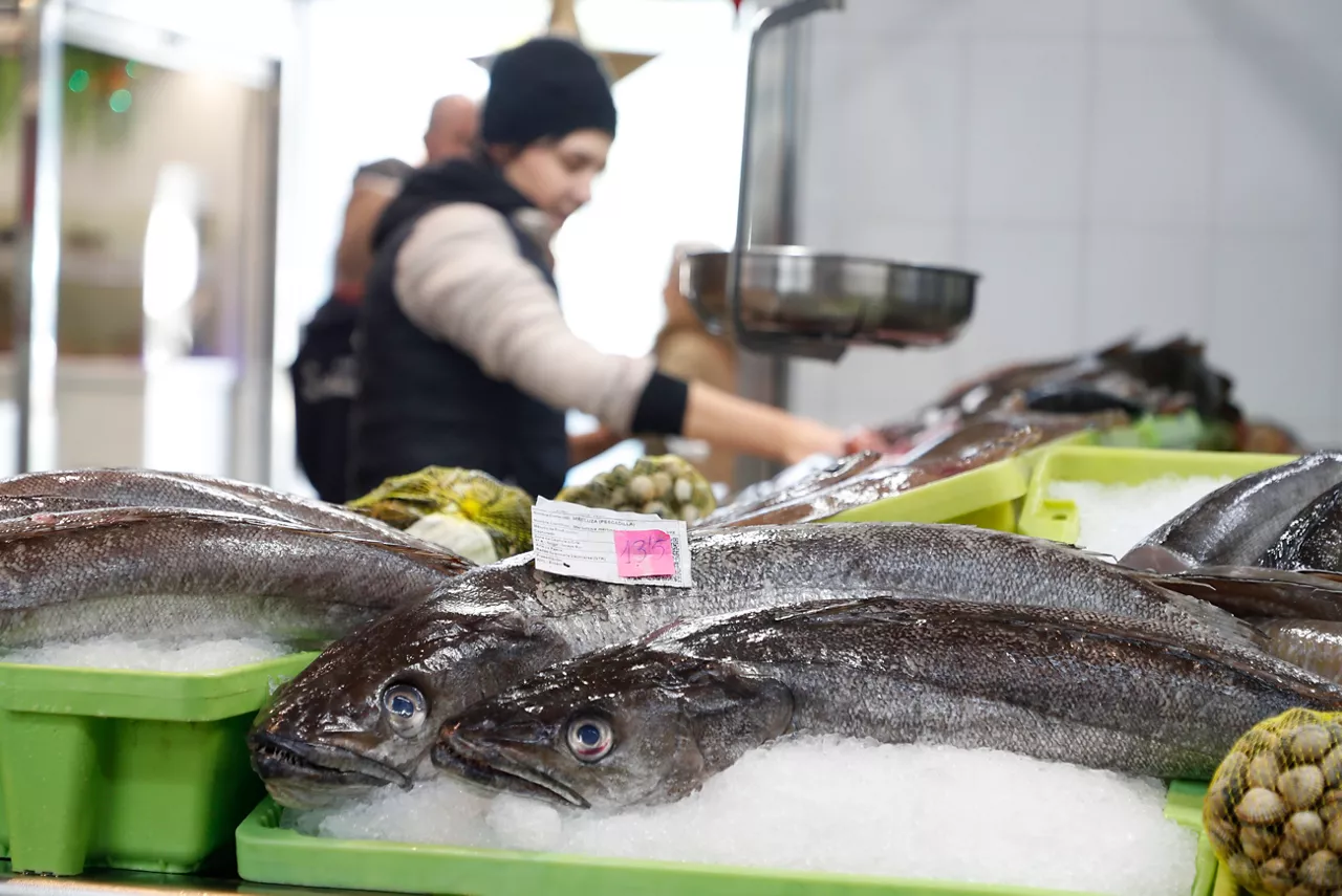 FOTODELDÍA VIVEIRO (LUGO), 23/12/2025.- Varias merluzas expuestas para su venta en una pescadería de un mercado de abastos de la localidad de Viveiro este martes. Los precios de los alimentos más habituales en las navidades han subido el 10,3 % de media en menos de un mes, un aumento "notable" pero inferior al del año pasado, cuando fue del 12,3 %, según la Organización de Consumidores y Usuarios (OCU). EFE/Eliseo Trigo
