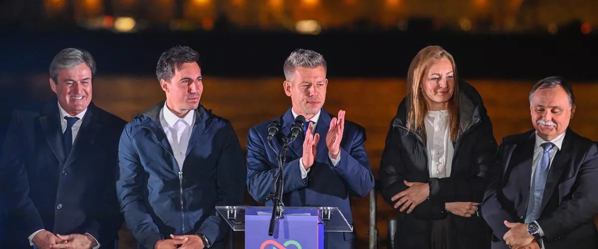 Budapest (Hungary), 13/04/2026.- Backdropped by the Parliament building, Chairman of the opposition Tisza Party Peter Magyar (C) addresses supporters after his party won landslide victory in the general elections in Budapest, Hungary, 12 April 2026. (Elecciones, deslizamiento de tierras, Hungría) EFE/EPA/Robert Hegedus HUNGARY OUT

