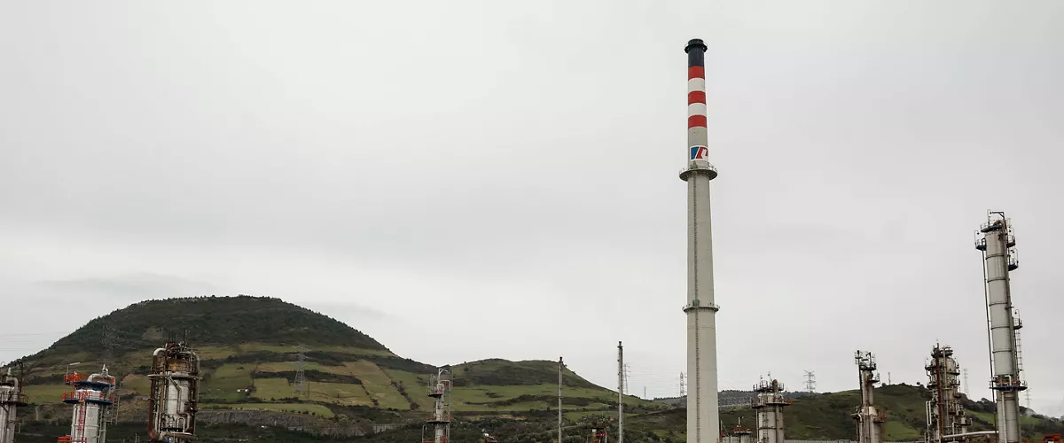 MUSKIZ (BIZKAIA), 26/01/2026.- Vista parcial de la refinería de Petronor en Muskiz. El lehendakari, Imanol Pradales (i), acompañado del consejero de Industria, Transición Energética y Sostenibilidad, Mikel Jauregi, han visitado este lunes las instalaciones de la compañía en este localidad vizcaína. EFE/ Miguel Toña
