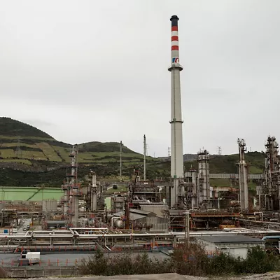 MUSKIZ (BIZKAIA), 26/01/2026.- Vista parcial de la refinería de Petronor en Muskiz. El lehendakari, Imanol Pradales (i), acompañado del consejero de Industria, Transición Energética y Sostenibilidad, Mikel Jauregi, han visitado este lunes las instalaciones de la compañía en este localidad vizcaína. EFE/ Miguel Toña
