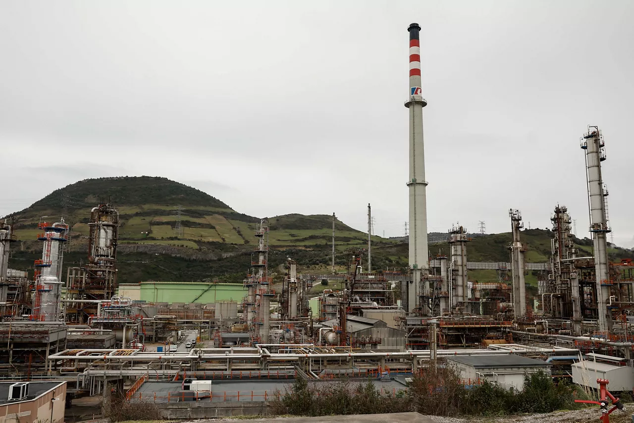 MUSKIZ (BIZKAIA), 26/01/2026.- Vista parcial de la refinería de Petronor en Muskiz. El lehendakari, Imanol Pradales (i), acompañado del consejero de Industria, Transición Energética y Sostenibilidad, Mikel Jauregi, han visitado este lunes las instalaciones de la compañía en este localidad vizcaína. EFE/ Miguel Toña
