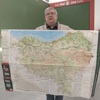 Roman Lejarzak 25 urte daramatza Euskal Herriko pilotalekuak bilatzen 