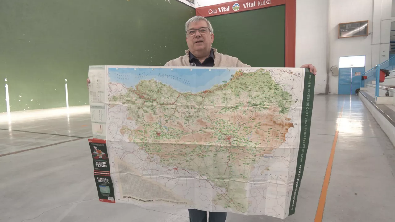 Roman Lejarzak 25 urte daramatza Euskal Herriko pilotalekuak bilatzen 