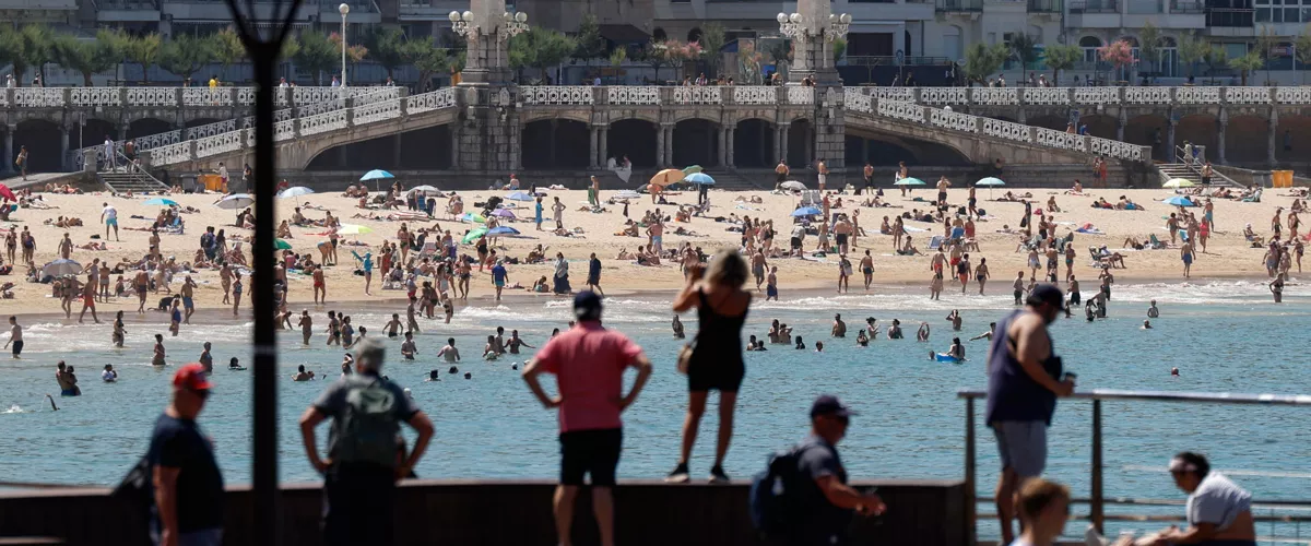 Bañistas disfrutan de un día veraniego en la bahía de la Concha de San Sebastián. La ola de calor que está afectando a Euskadi desde hace días podría haber ocasionado la muerte de catorce personas, según el Sistema de Monitorización de Mortalidad Diaria (Momo) del Instituto de Salud Carlos III. EFE/Juan Herrero
