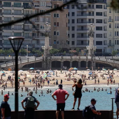 Bañistas disfrutan de un día veraniego en la bahía de la Concha de San Sebastián. La ola de calor que está afectando a Euskadi desde hace días podría haber ocasionado la muerte de catorce personas, según el Sistema de Monitorización de Mortalidad Diaria (Momo) del Instituto de Salud Carlos III. EFE/Juan Herrero
