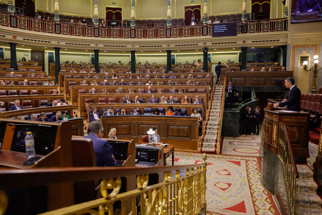 MADRID, 09/07/2025.- El presidente del Gobierno, Pedro Sánchez, interviene desde la tribuna de oradores en el pleno en el Congreso de los Diputados en Madrid, este miércoles. EFE/ Zipi
