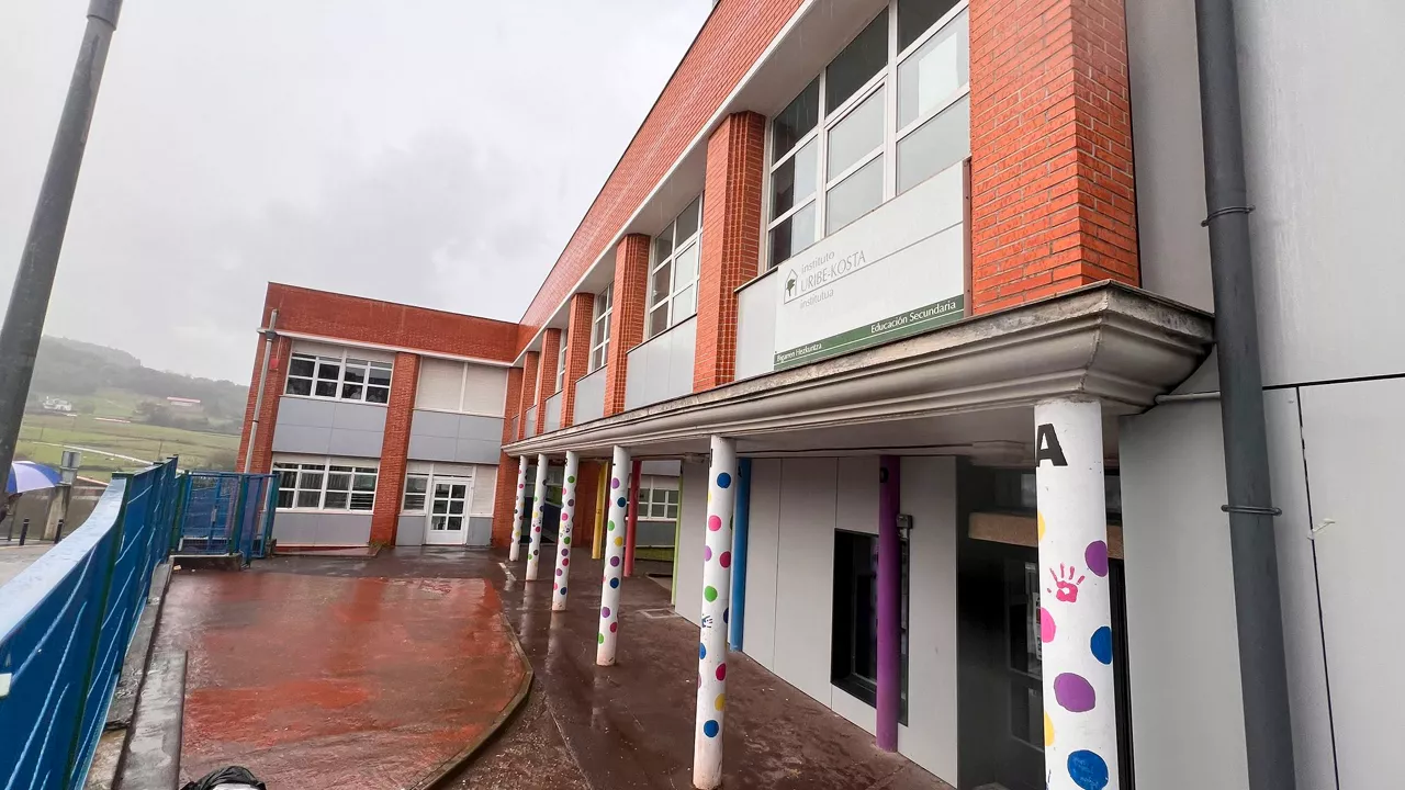 GRAFCAV6558. PLENTZIA (BIZKAIA), 17/11/2025.-Imagen del instituto Uribe Kosta en Plentzia (Bizkaia) donde la profesora que ha denunciado haber sufrido acoso por parte de alumnos de ese centro que el pasado 31 de octubre se concentraron ante su vivienda está muy afectada por la situación y se encuentra de baja médica, según han informado a EFE personas trabajadoras del centro. EFE/Iratxe Rodríguez

