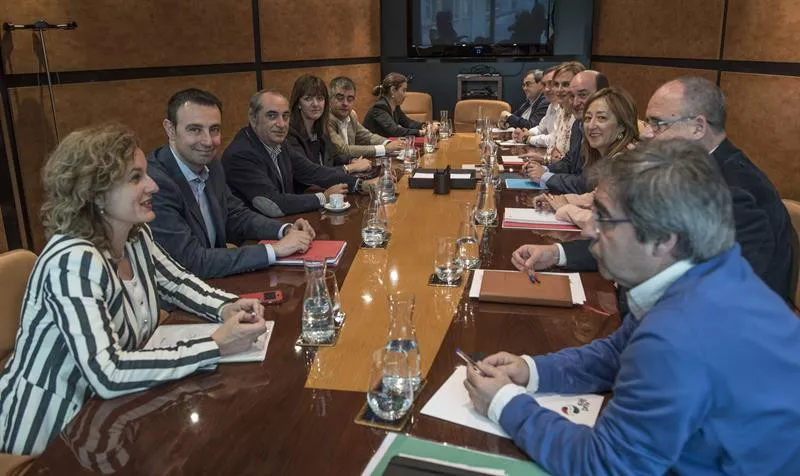 EAJren eta PSE-EEren arteko bileraren artxiboko irudia.