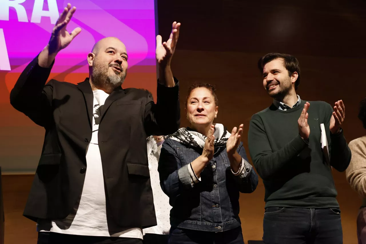 BARAKALDO (BIZKAIA), 25/01/2026.- Podemos Euskadi ha clausurado este domingo su Congreso político con las intervenciones de su coordinador general, Richar Vaquero (i), y el diputado y miembro del Consejo Ciudadano Estatal (CCE) del partido Javier Sánchez Serna (d). EFE/ Miguel Toña
