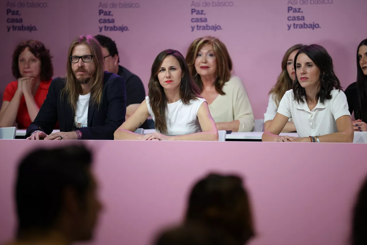 (1 fila, I-D) El secretario de Organización y portavoz de Podemos, Pablo Fernández; la secretaria general de Podemos, Ione Belarra; la secretaria política de Podemos y eurodiputada, Irene Montero, durante el Consejo Ciudadano Estatal de Podemos, en la Sede de Podemos, a 17 de octubre de 2026, en Madrid (España). Durante el Consejo Ciudadano se ha analizado el mapa de acuerdos para las elecciones generales del 29N. Podemos y partidos de Frente Amplio han logrado confluir en la Comunidad Valenciana y Canarias, mientras que Podemos queda fuera de las coaliciones de Madrid, Barcelona, Andalucía, Baleares y Aragón.



Alejandro Martínez Vélez / Europa Press

17/10/2026