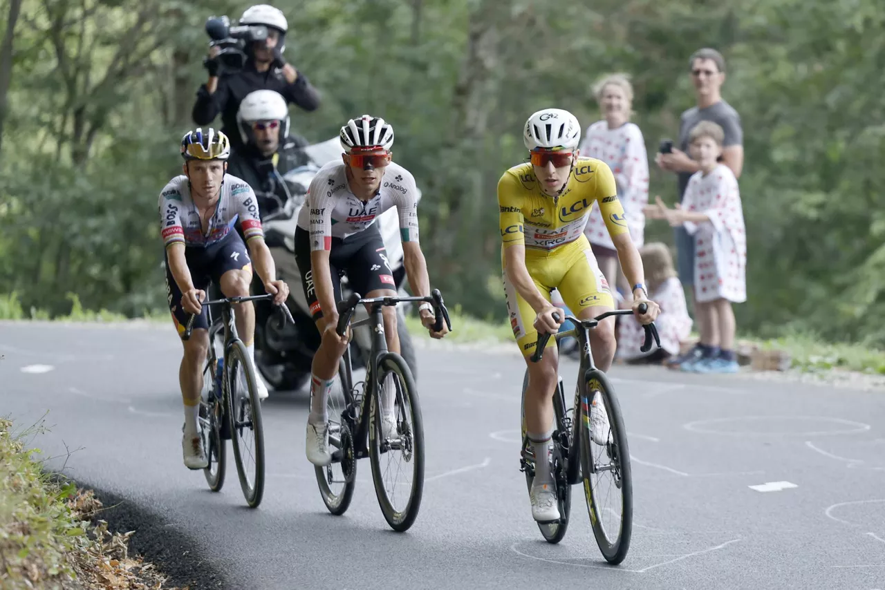 PLATEAU DE SOLAISON (France), 19/07/2026.- Yellow Jersey overall leader Slovenian cyclist Tadej Pogacar (R) of UAE Team Emirates XRG, Belgian cyclist Remco Evenepoel (L) of Red Bull - Bora - Hansgrohe, and Mexican cyclist Isaac del Toro (C) of UAE Team Emirates XRG in action during Stage 15 of the Tour de France, a 183.9 km route from Champagnole to Plateau de Solaison, France, 19 July 2026. (Ciclismo, Francia) EFE/EPA/GUILLAUME HORCAJUELO
