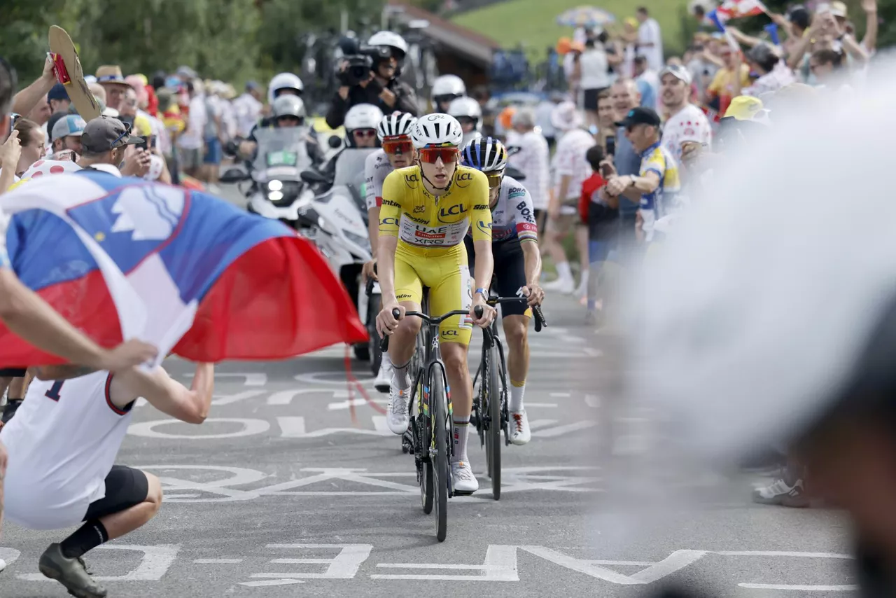 PLATEAU DE SOLAISON (France), 19/07/2026.- Yellow Jersey overall leader Slovenian cyclist Tadej Pogacar (front) of UAE Team Emirates XRG, Belgian cyclist Remco Evenepoel (R) of Red Bull - Bora - Hansgrohe, and Mexican cyclist Isaac del Toro (back) of UAE Team Emirates XRG in action during Stage 15 of the Tour de France, a 183.9 km route from Champagnole to Plateau de Solaison, France, 19 July 2026. (Ciclismo, Francia) EFE/EPA/GUILLAUME HORCAJUELO

