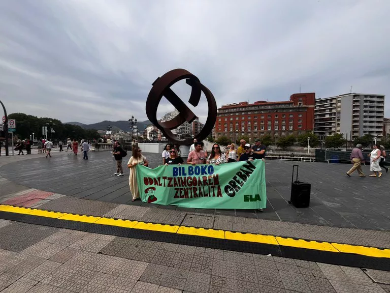 Protest in front of Bilbao City Hall. Image: ELA